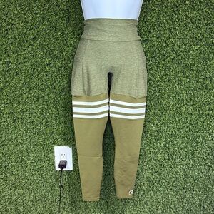 EUC Bombshell Sportswear Scrunch Butt Pocket Thigh High Leggings Lily Pad Green